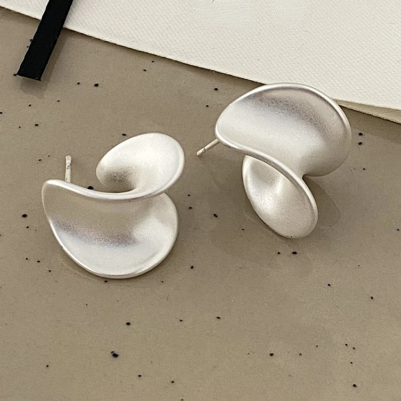 Erin Curve Stud Earrings - Elegant and modern earrings for a stylish look