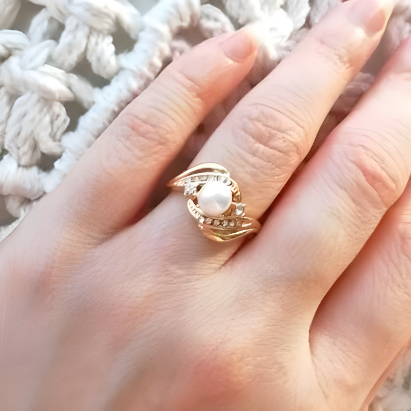 Exquisite Gold Ring with Pearl and Diamond for a Timeless Elegant Look