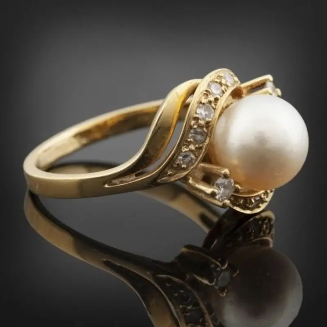 Exquisite Gold Ring with Pearl and Diamond for a Timeless Elegant Look