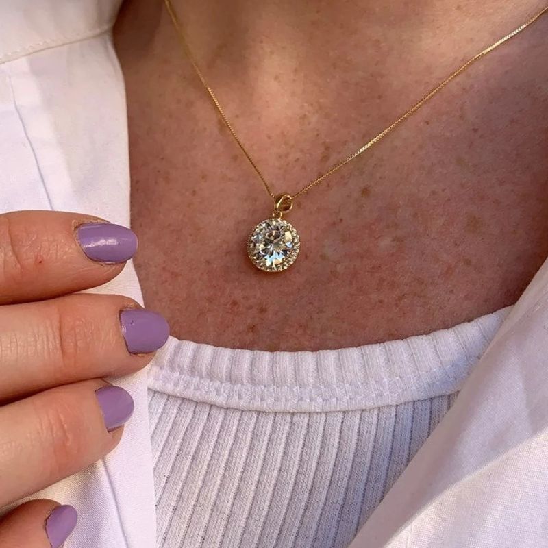 Femke Luxe Zircon Pendant Necklace - Elegant and Eye-catching Accessory