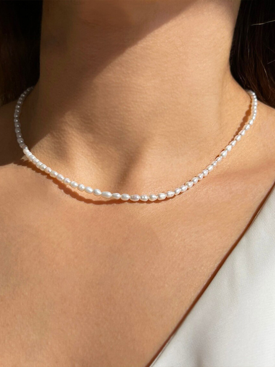 Elegant necklace with natural pearls for a special style