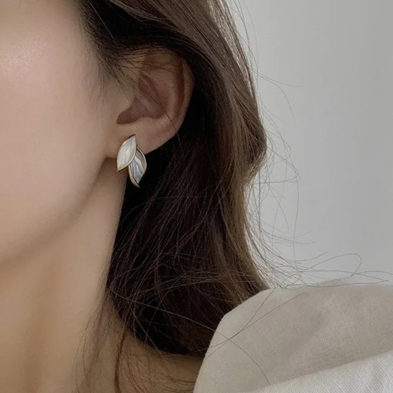 Elegant leaf-shaped Gwen earrings for a refined look