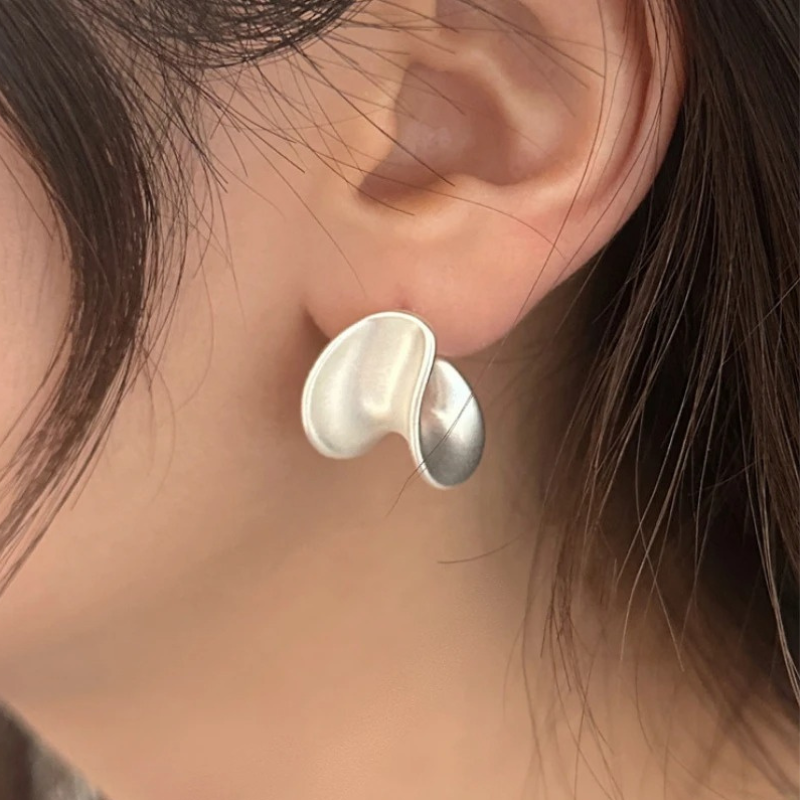 Erin Curve Stud Earrings - Elegant and modern earrings for a stylish look