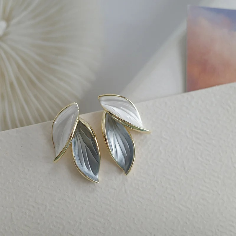 Elegant leaf-shaped Gwen earrings for a refined look
