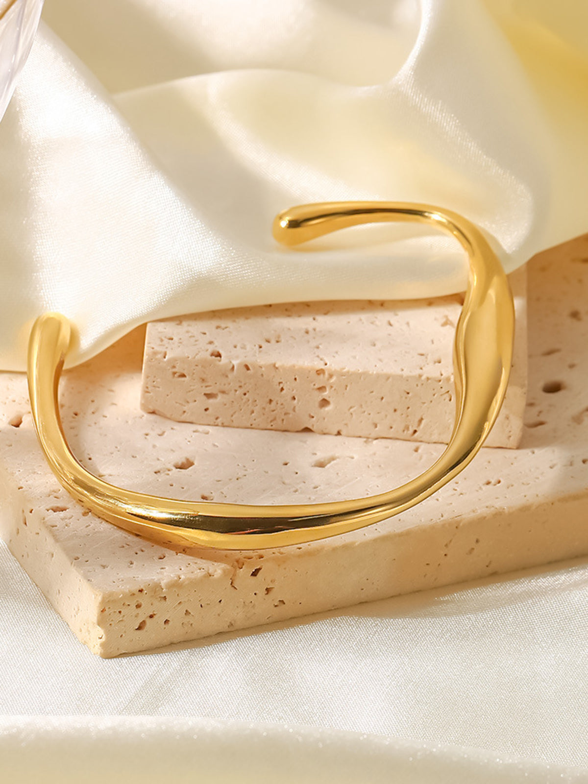 Elegant gold-plated bracelet - stylish accessory for every occasion