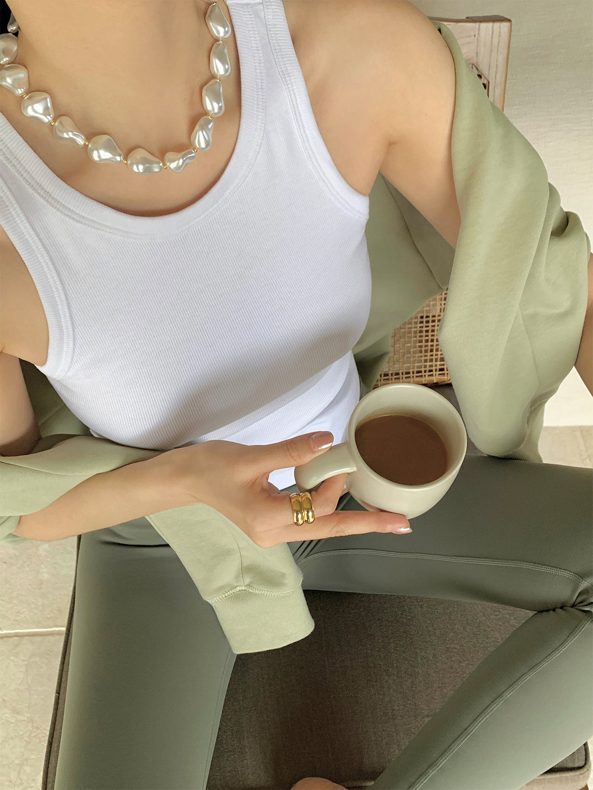 Add a touch of light to your style with the elegant resin necklace with an iridescent effect