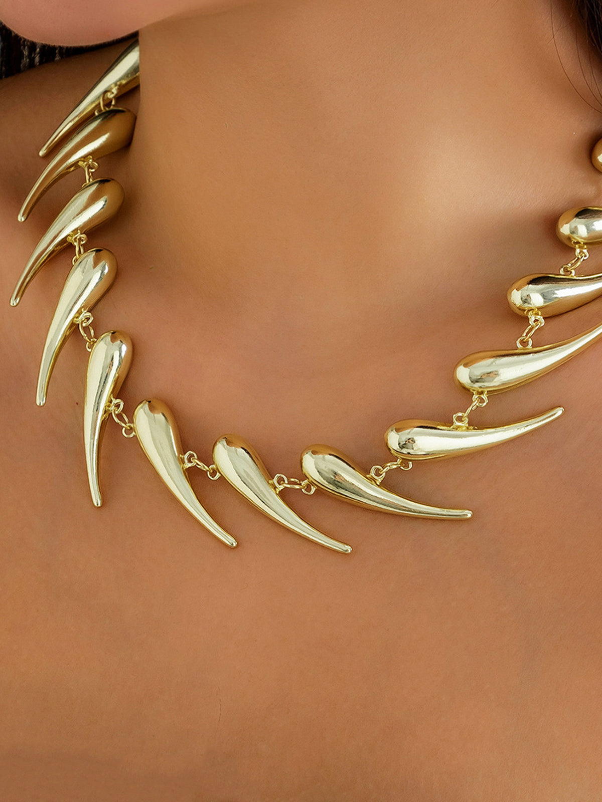 Chic Geometric Water Drop Necklace - Elegant and Modern Jewelry Design