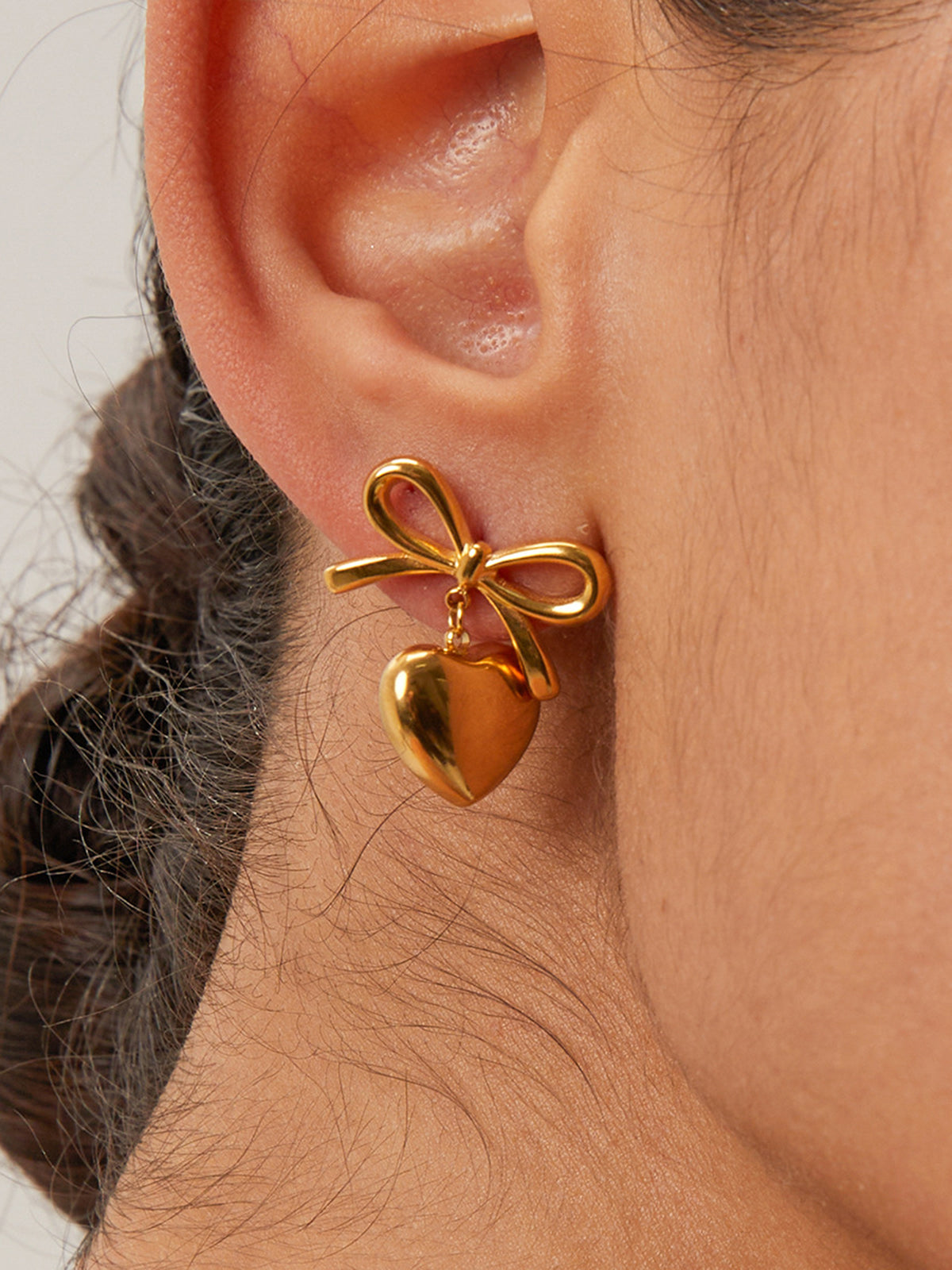 Heart-shaped hangers with gift ribbon and bow button