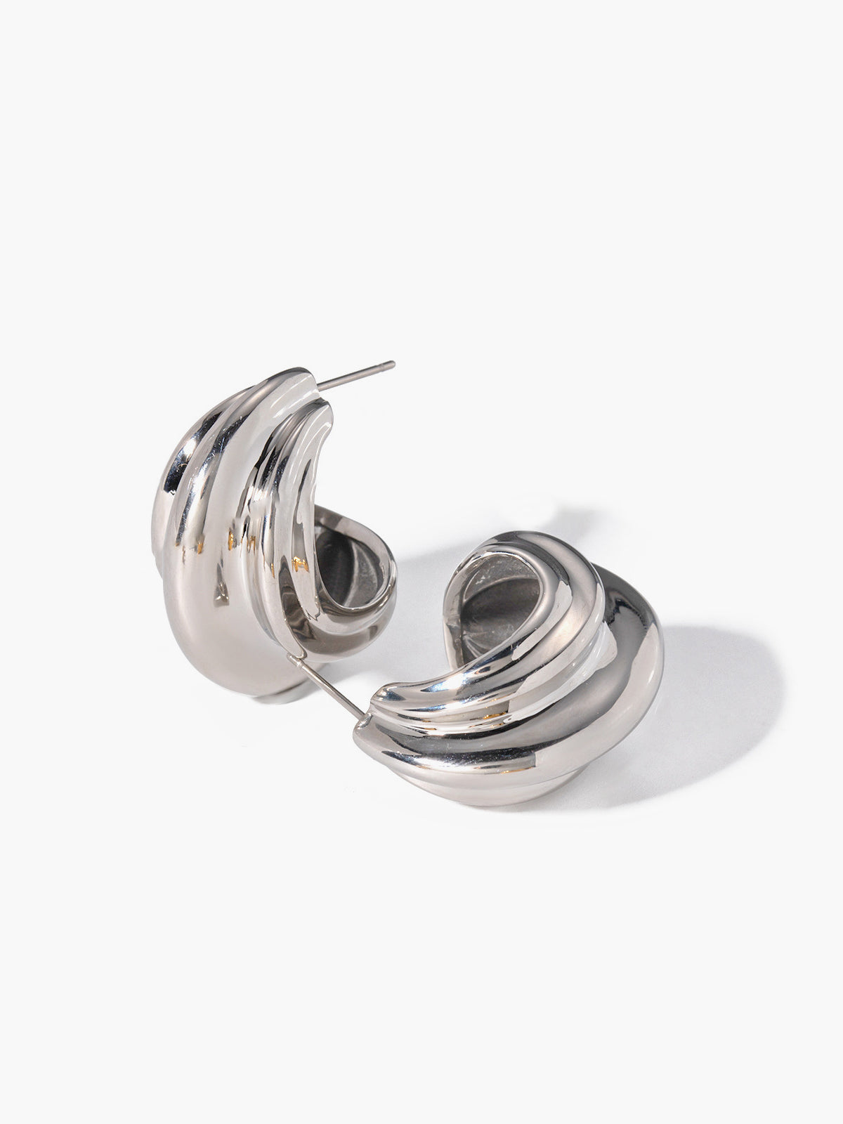 Impressive shell-shaped jewelry for an elegant style