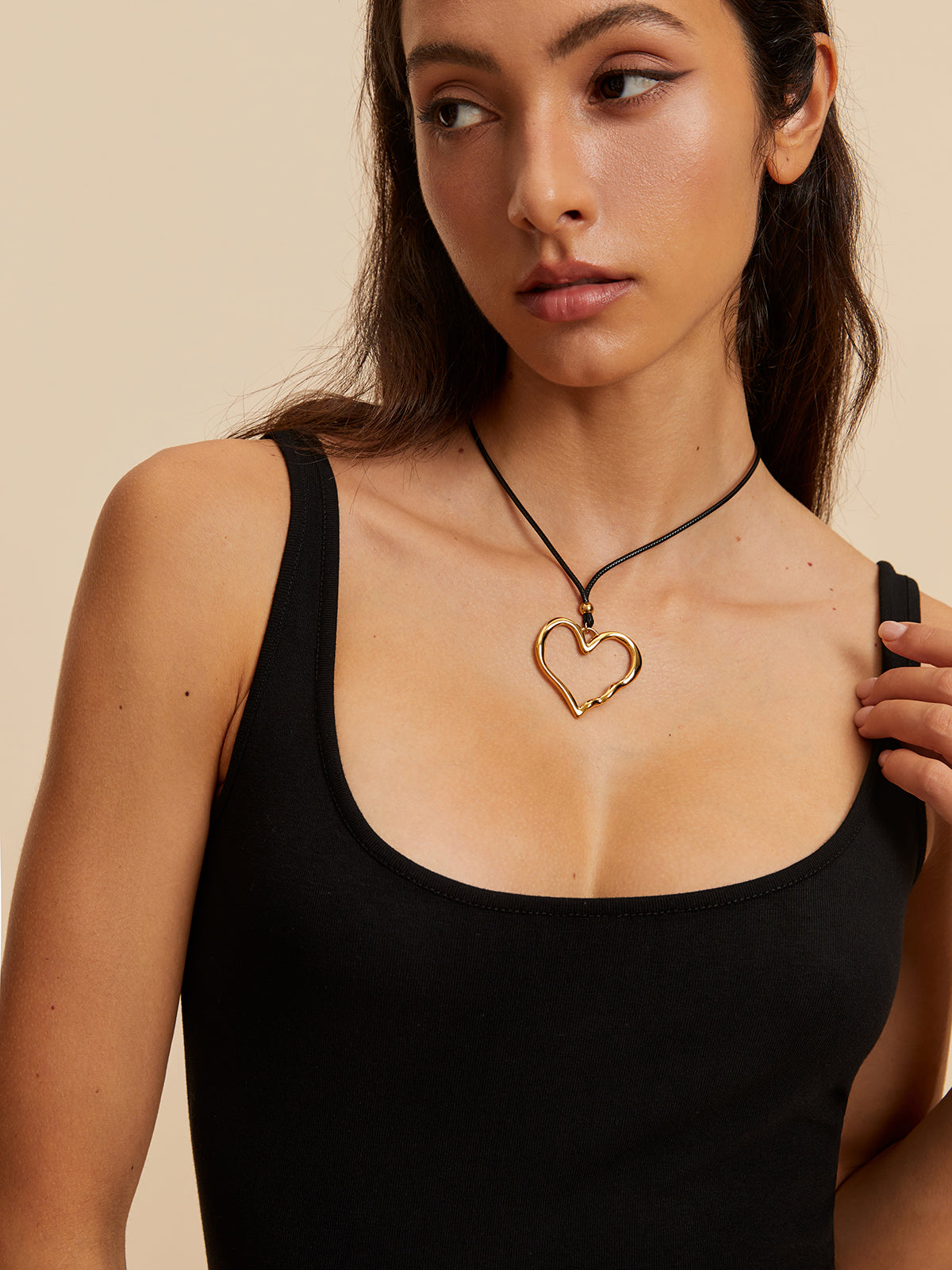 Leeg Heart Shape Love Necklace - Romantic and Stylish Design