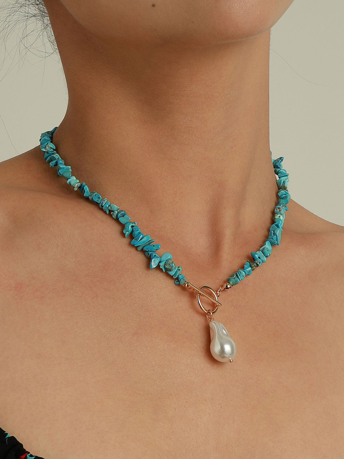 Reflect your style with the stylish irregular pearl necklace and green turquoise