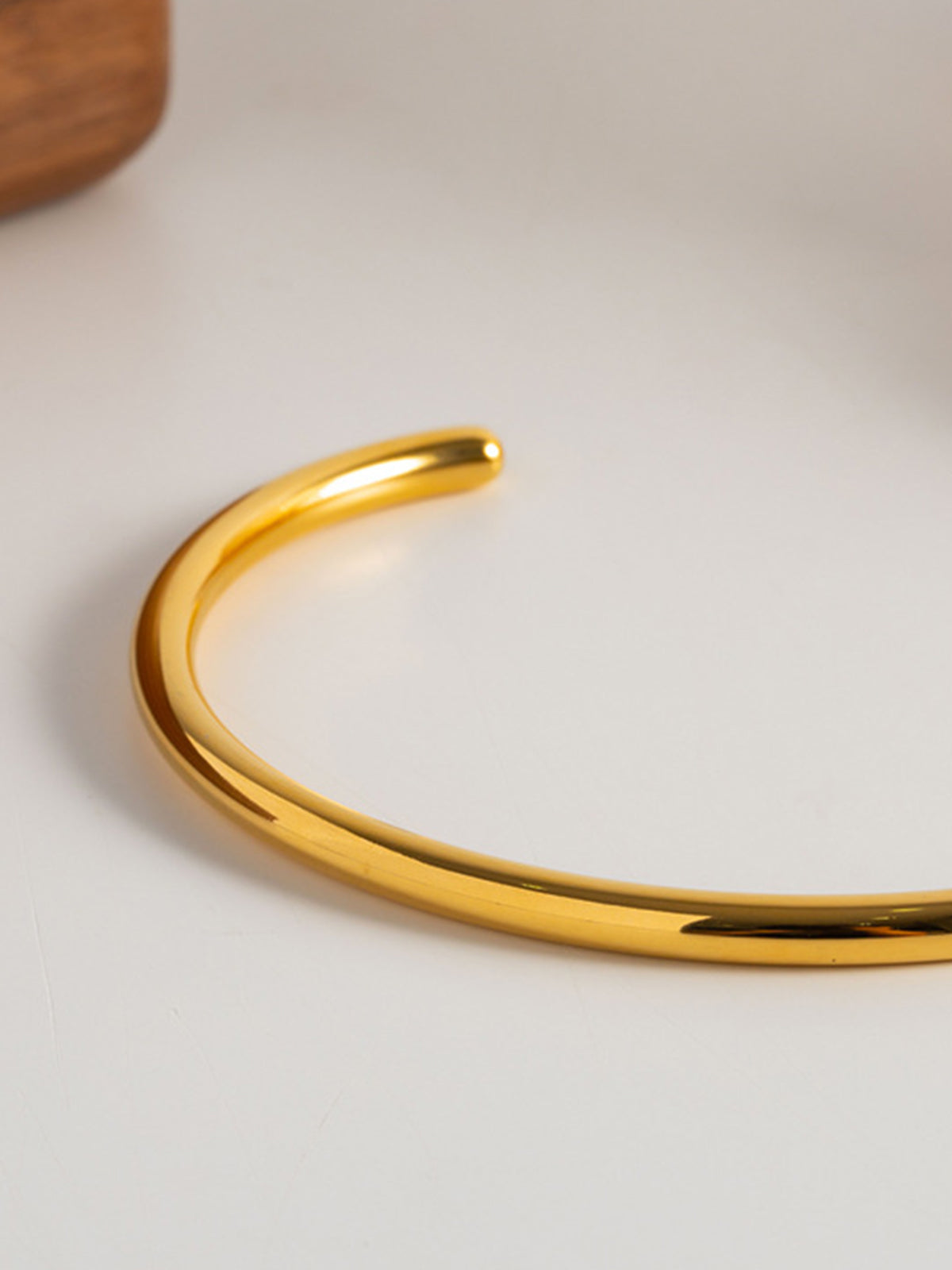 Elegant refined open gold bracelet