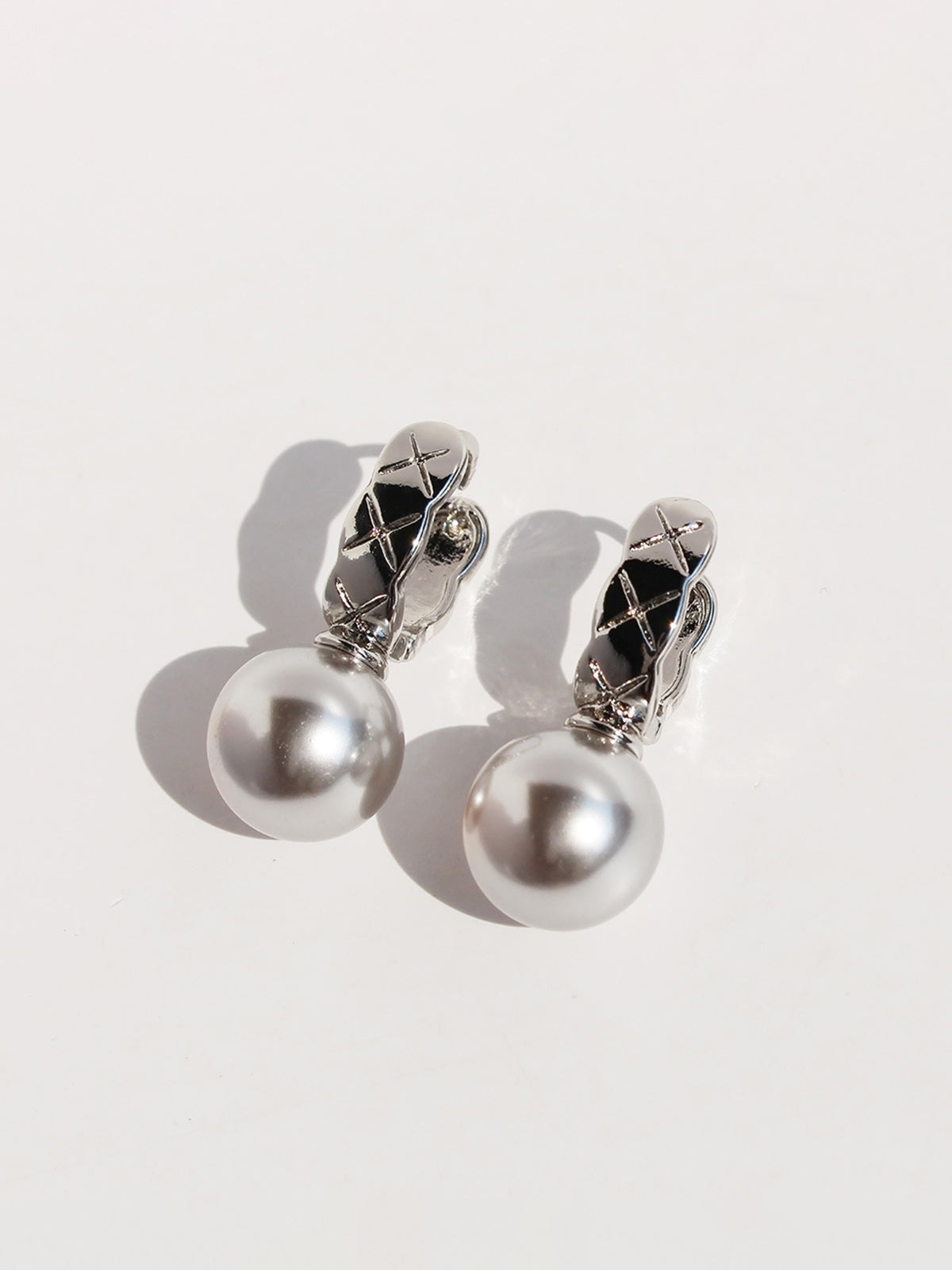 Elegant and modern square U-shaped earrings