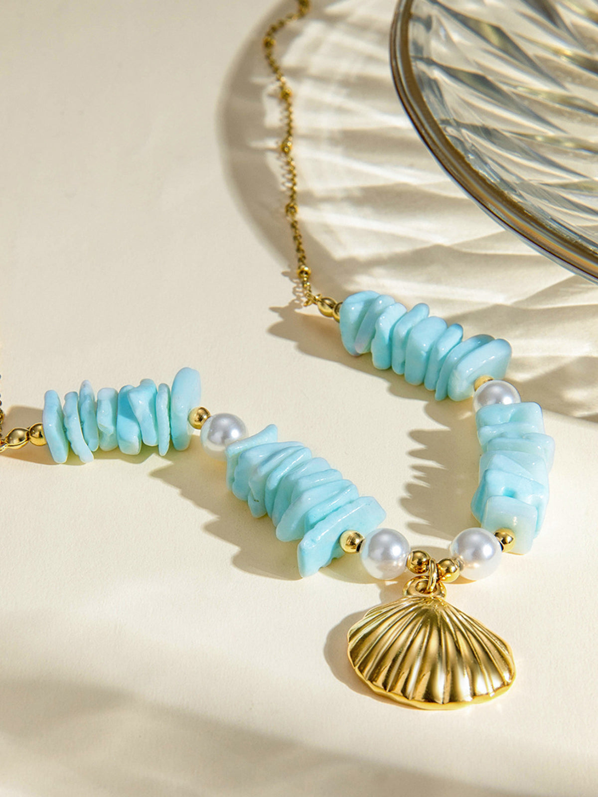 Zeegroene Pearlescent Shell Treasure - Elegant and Unique Necklace