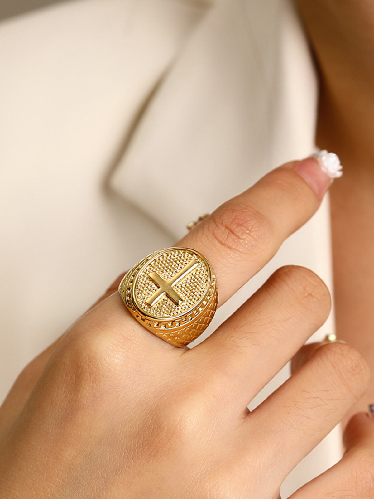 Rings in gold with an elegant cross texture