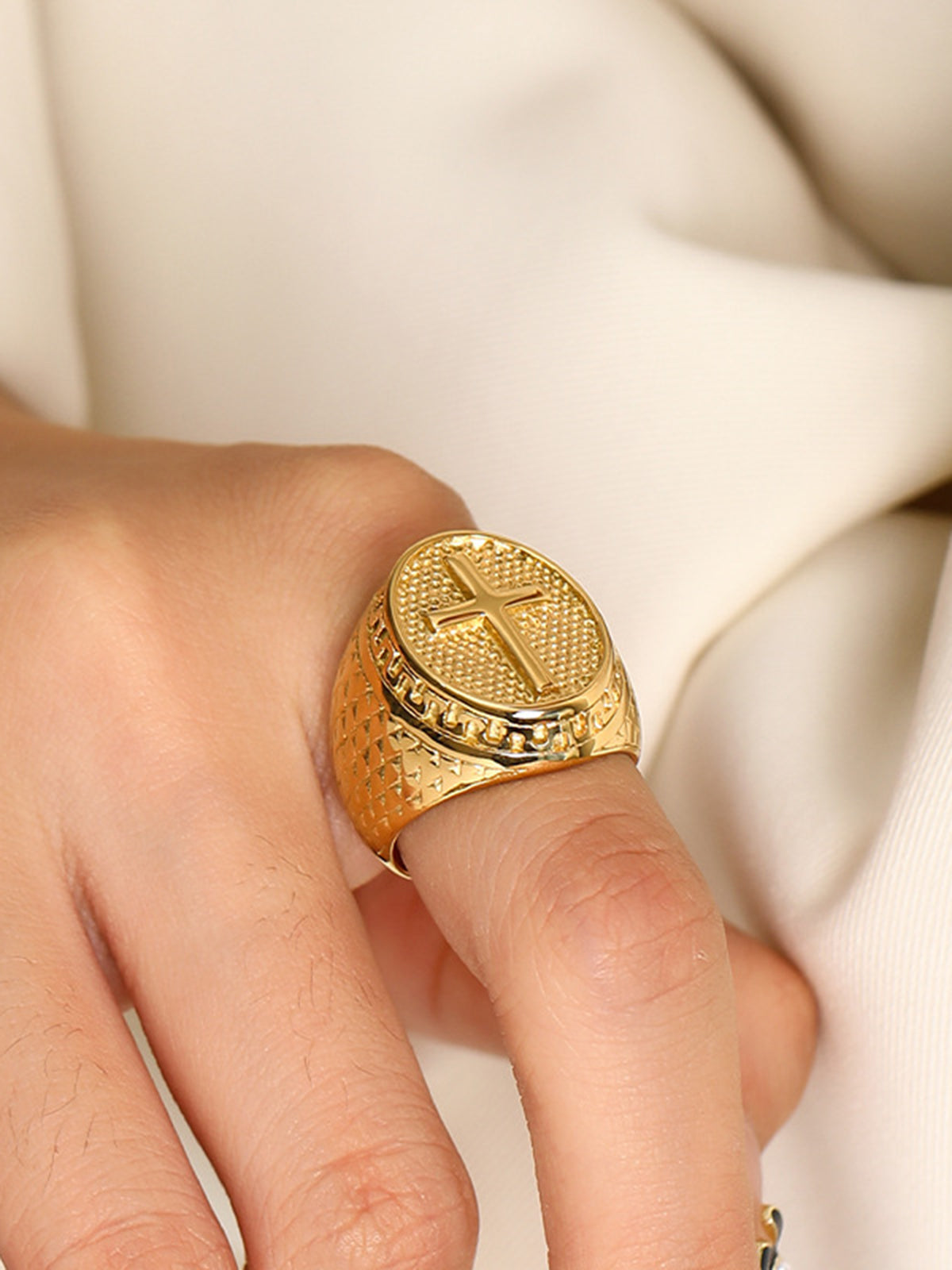 Rings in gold with an elegant cross texture