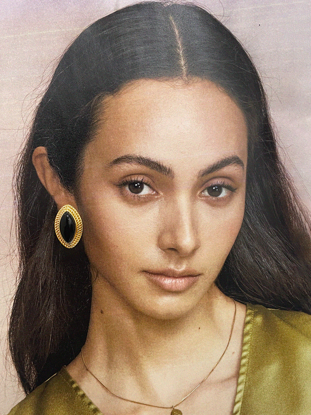 Gold disk and black onyx earrings – elegant jewelry for every occasion