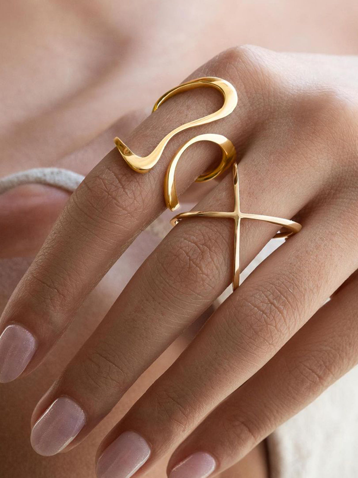 Gold open spiral ring with irregular shape – Trendy fashion accessory
