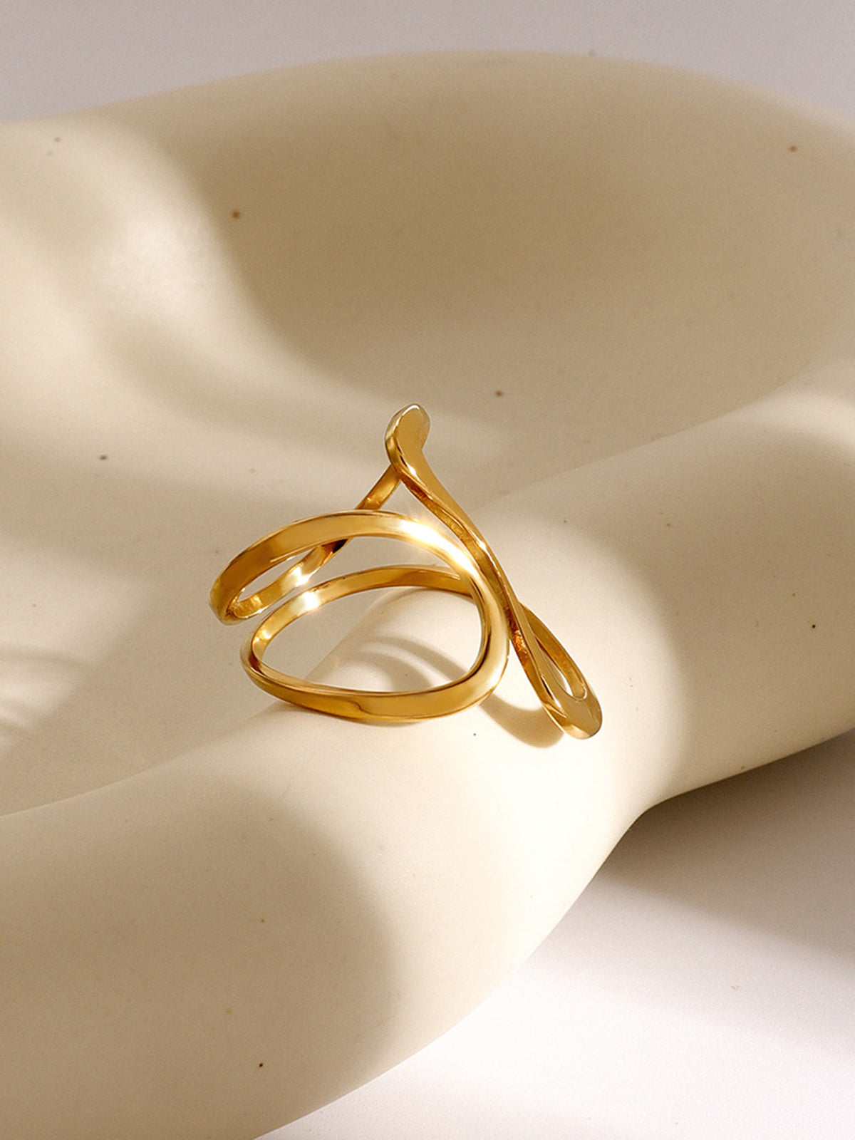 Gold open spiral ring with irregular shape – Trendy fashion accessory