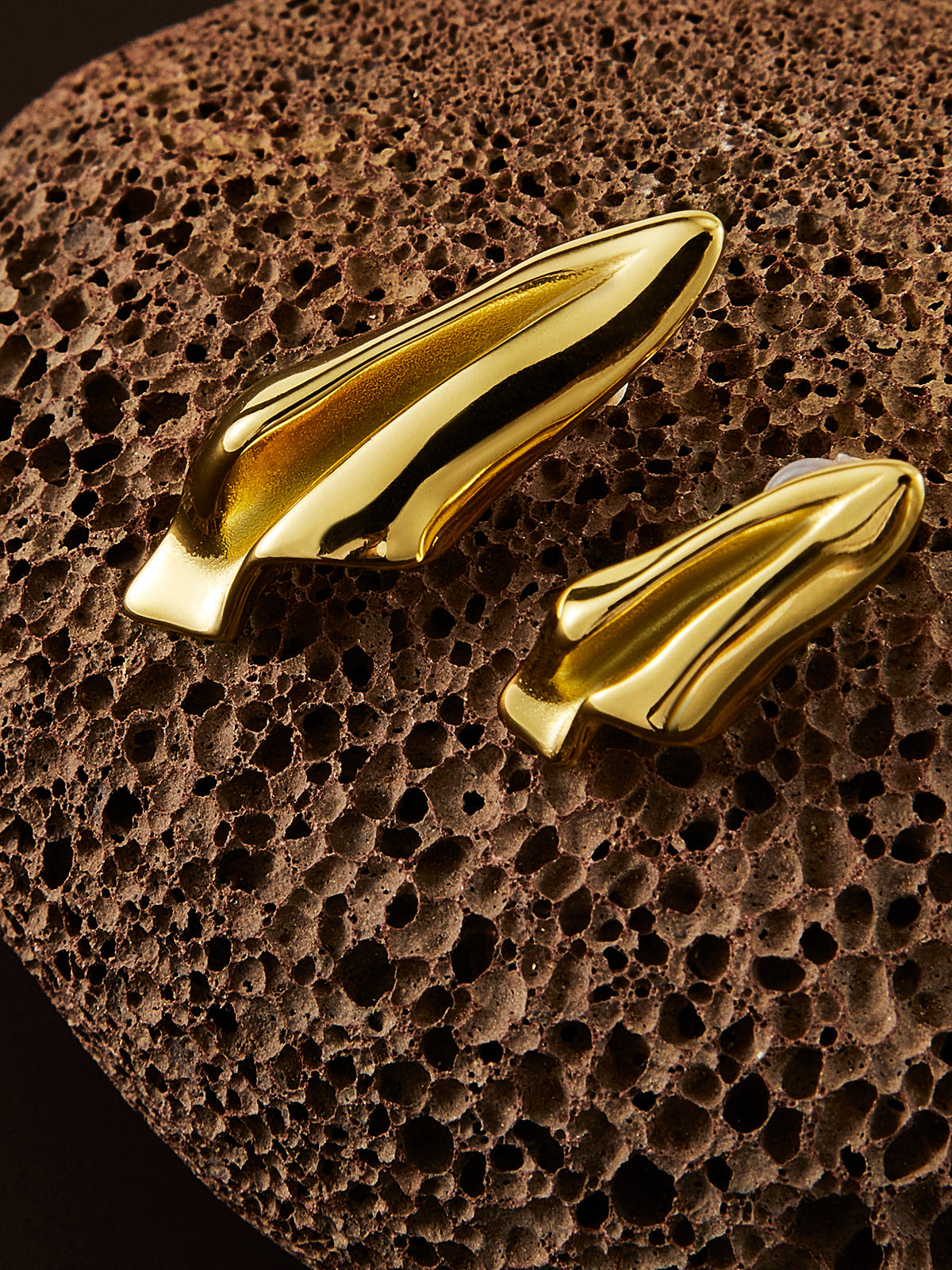 Incomplete asymmetric paper airplane earrings with fine pleats