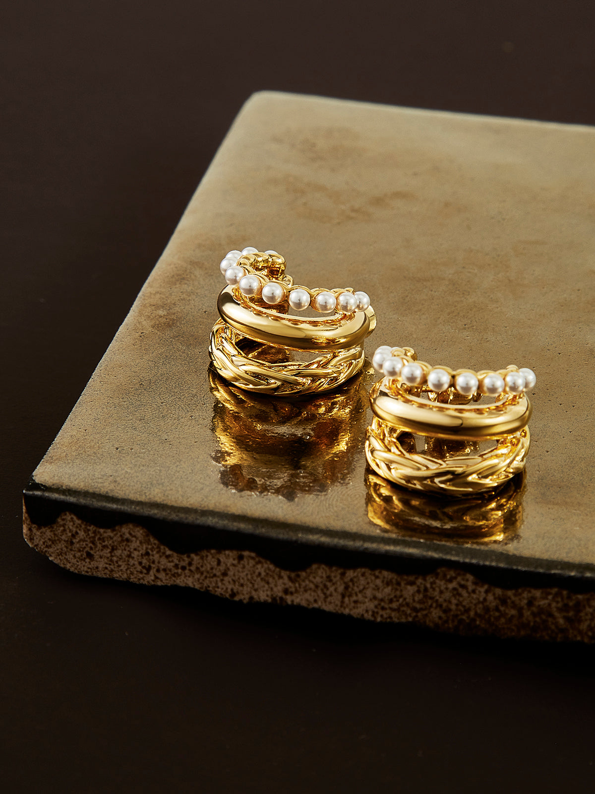 Oorhangers with triple pearl decoration and large circles