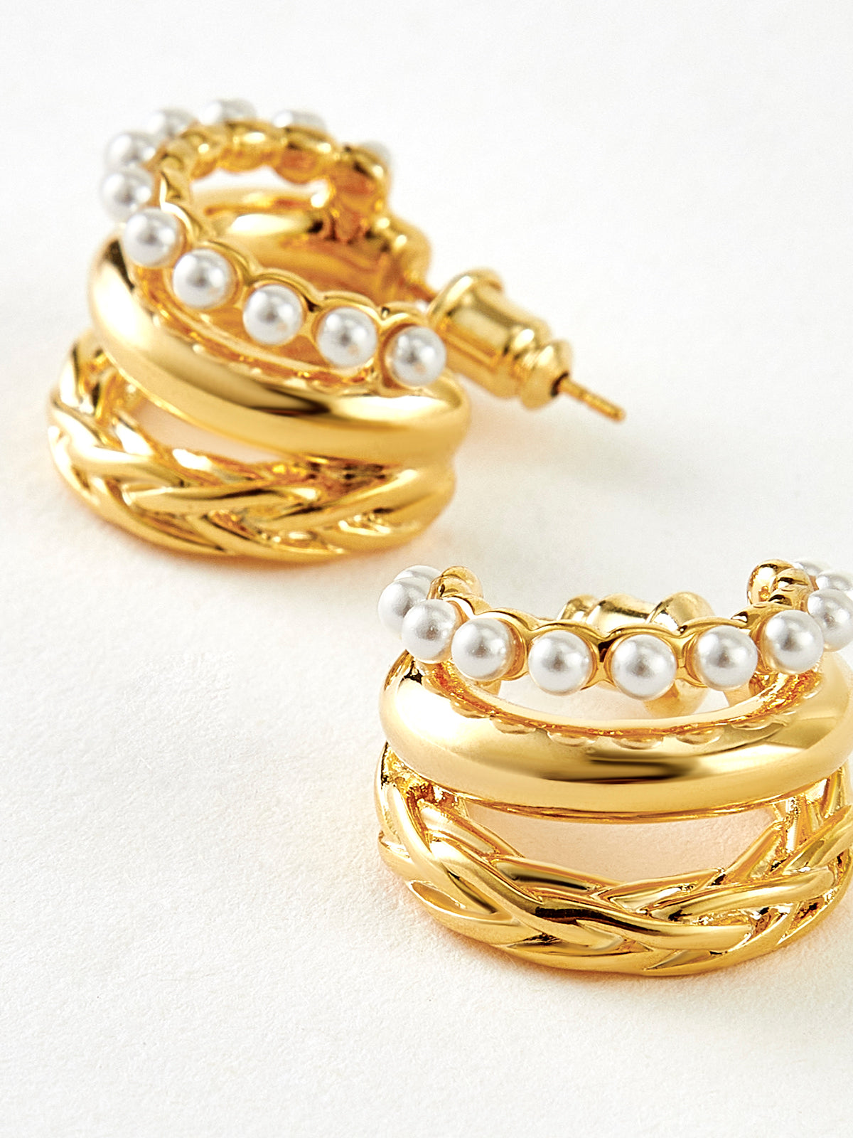 Oorhangers with triple pearl decoration and large circles