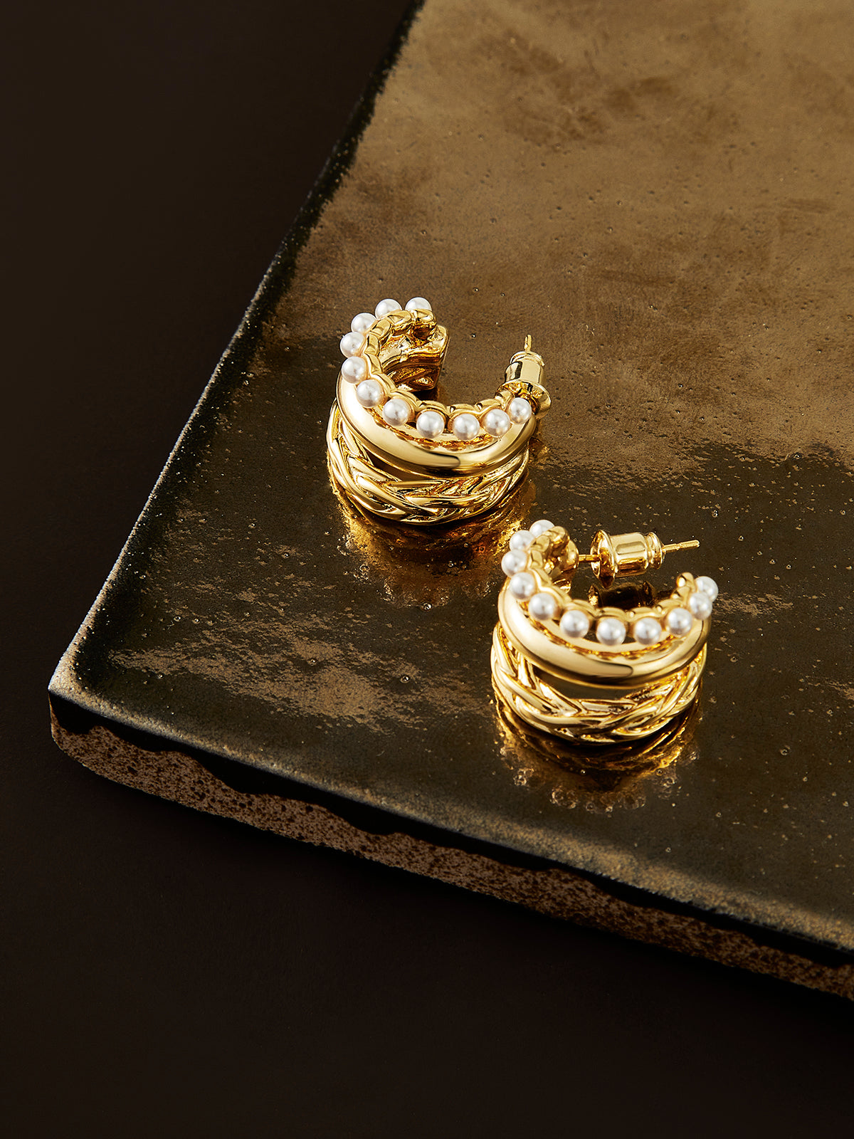 Oorhangers with triple pearl decoration and large circles