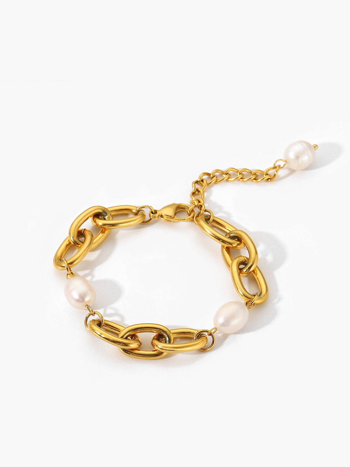 Elegant gold bracelet with chain links and oval pearls