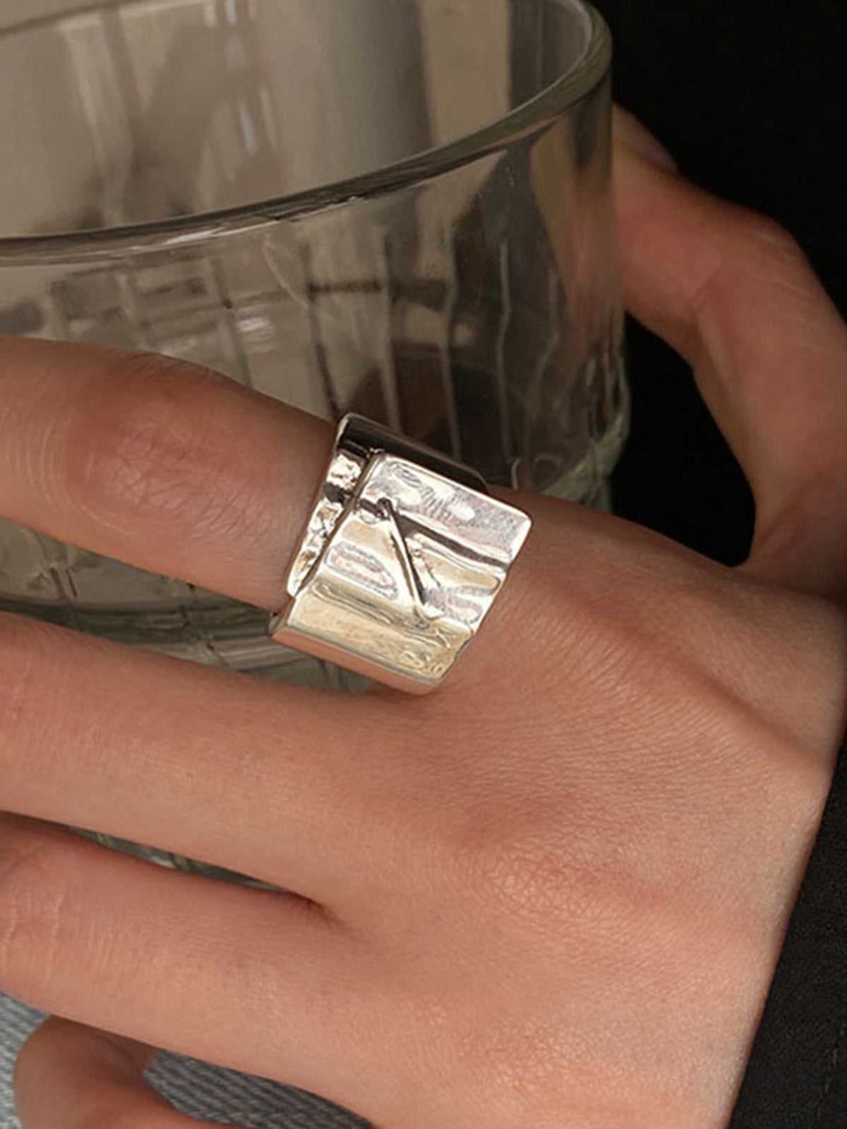 Elegant minimalist open tunnel ring for a sleek and modern look