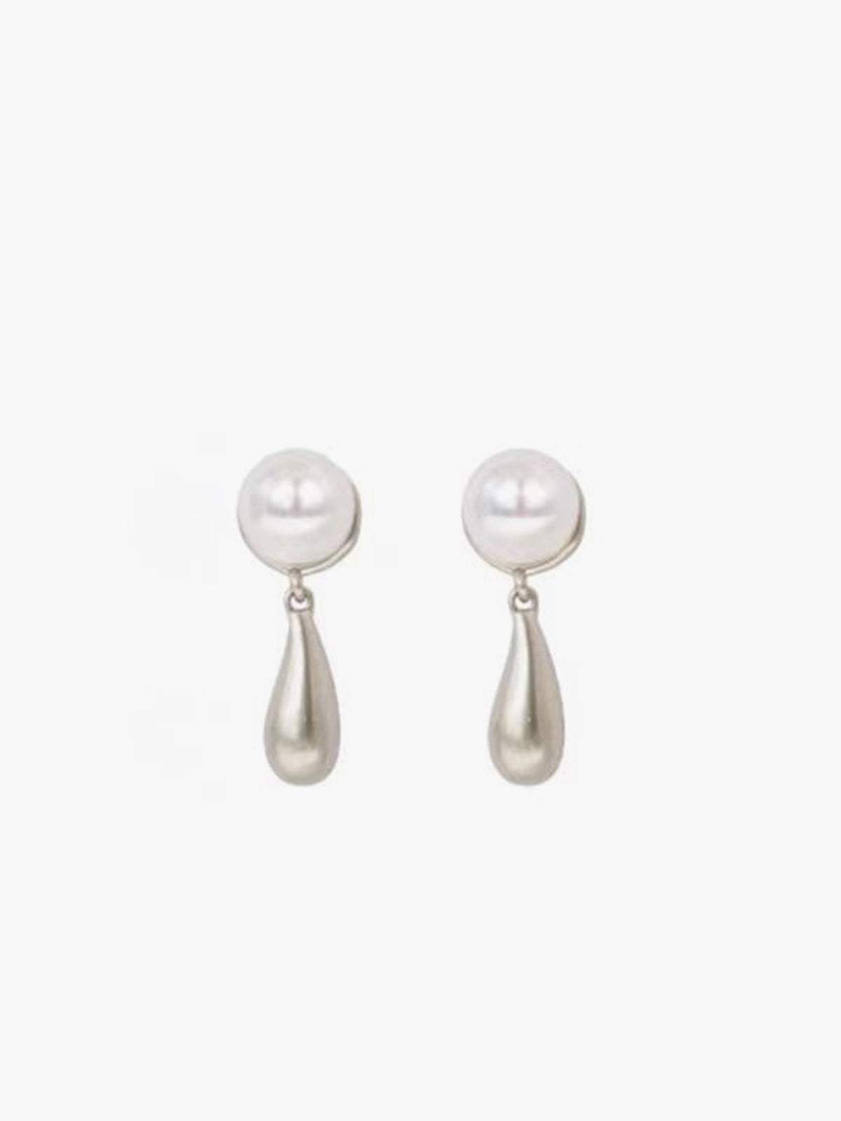 Elegant teardrop-shaped pearl earrings