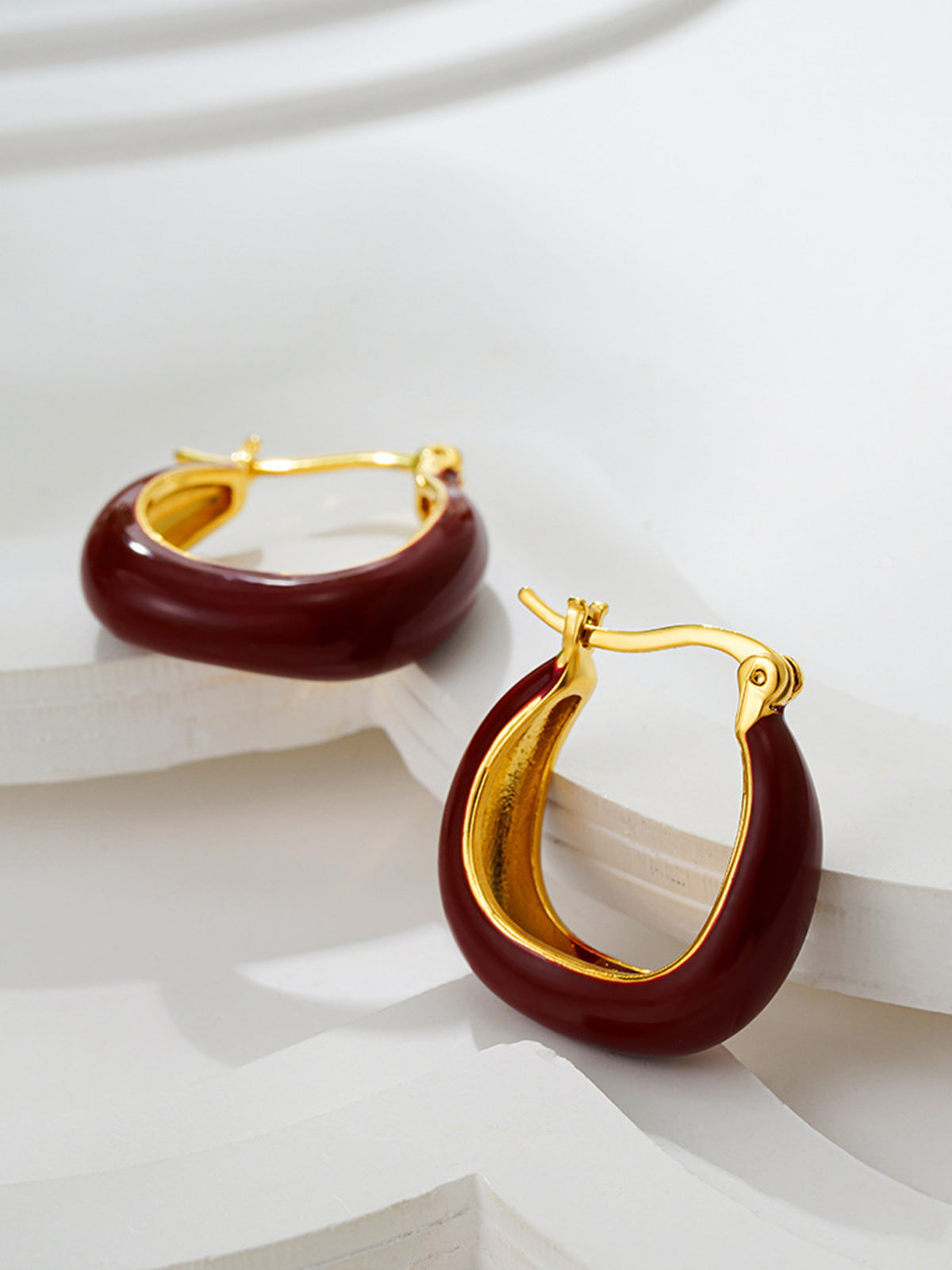 Double Toon T-shaped Earrings in the Shape of a Treasure Chest