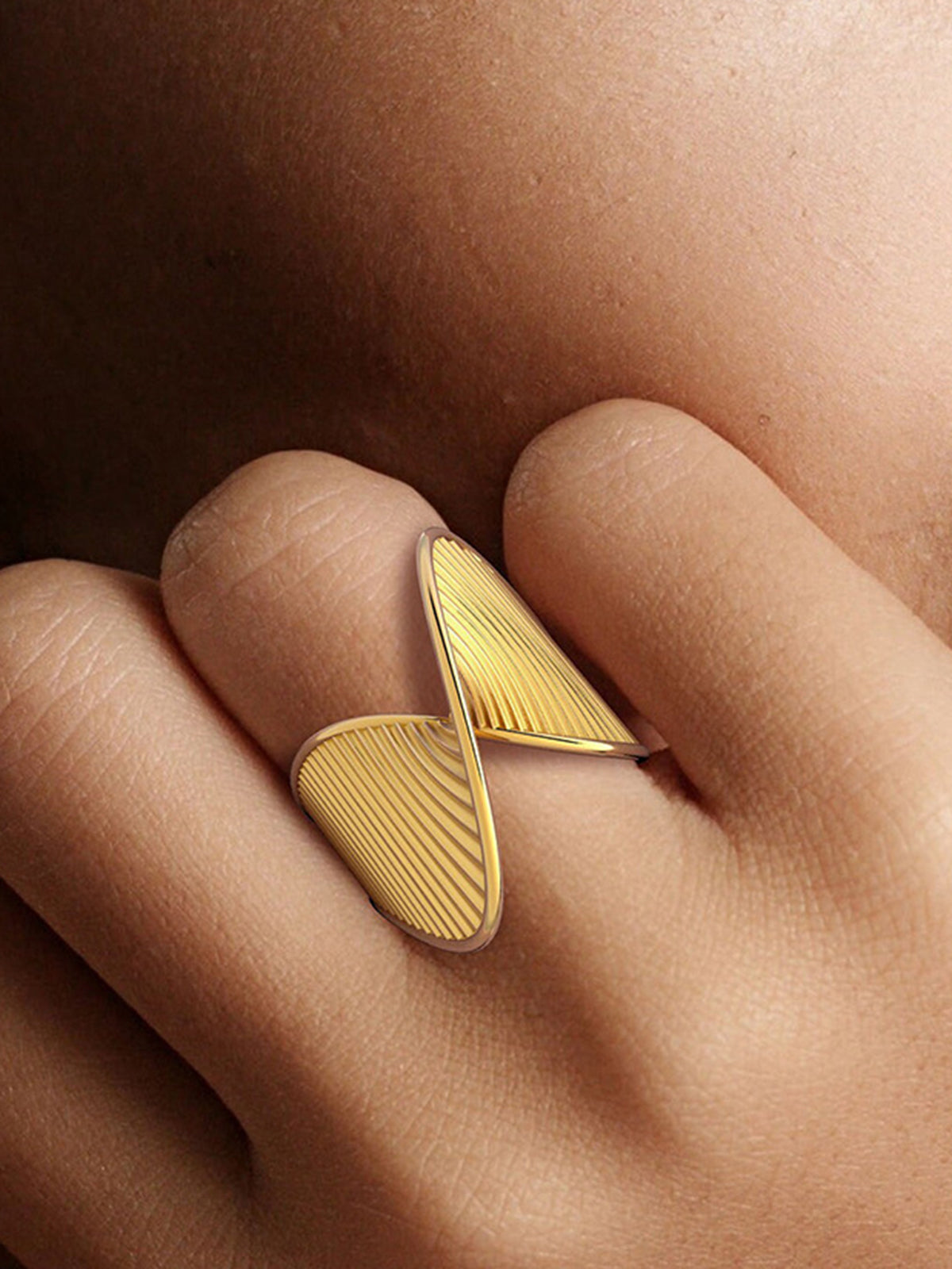 Elegant Twist Ripple Ring