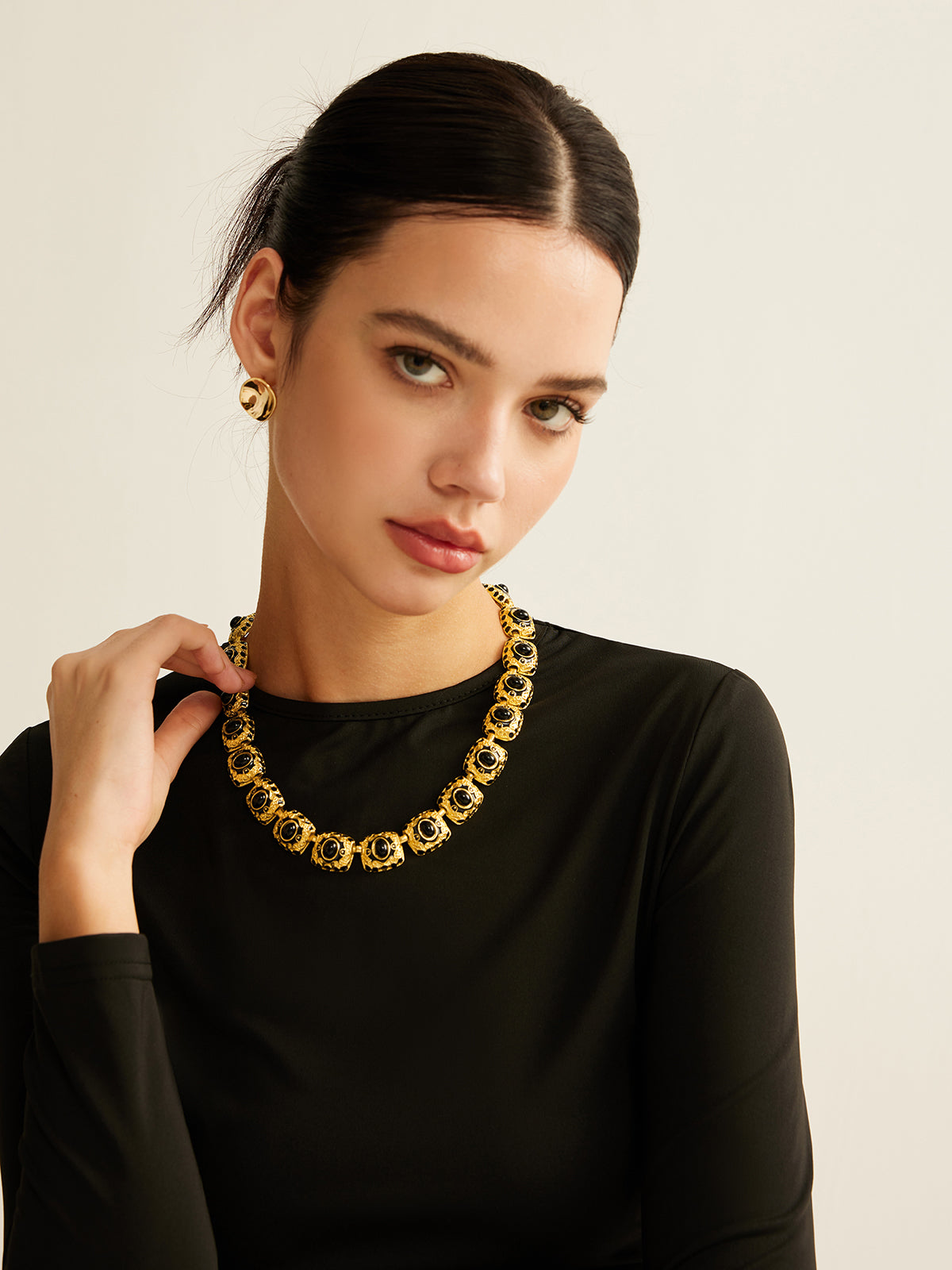 Stylish Vintage Beaded Necklace - The Meeting Place of Elegance and Grace