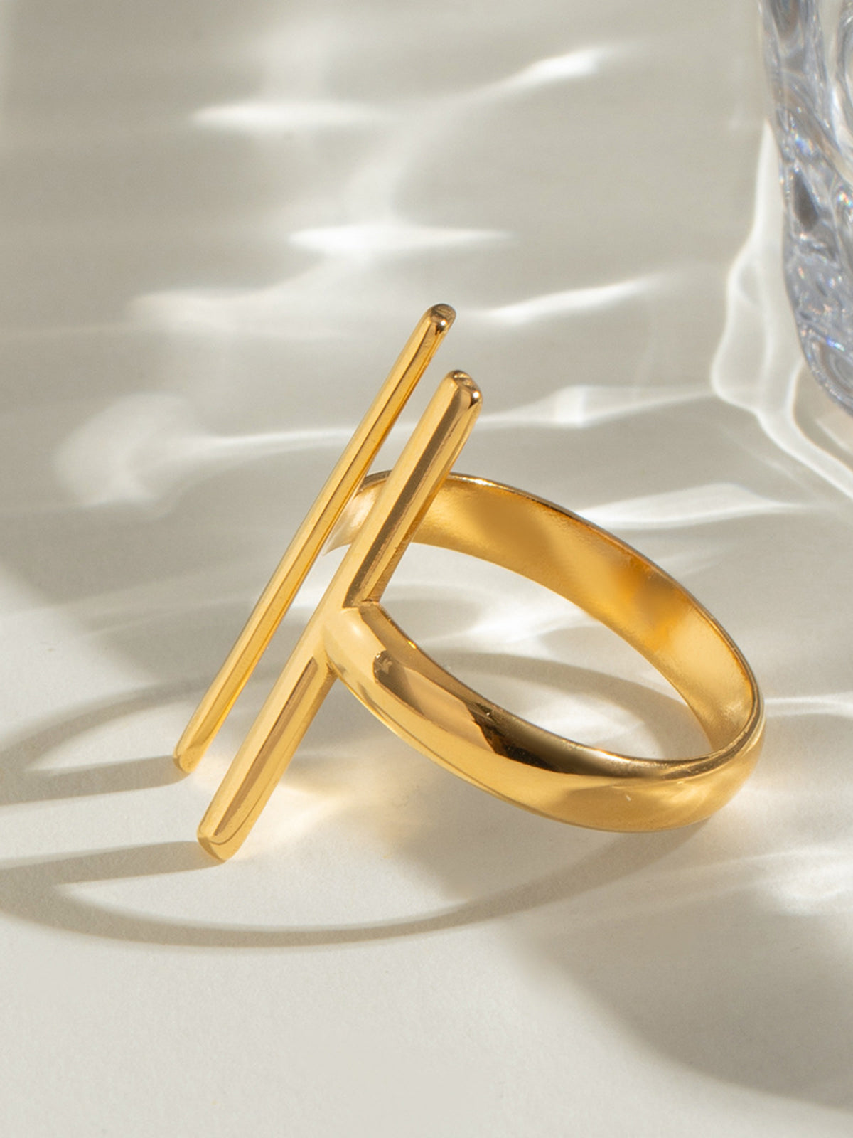 Open geometric ring with modern and elegant design