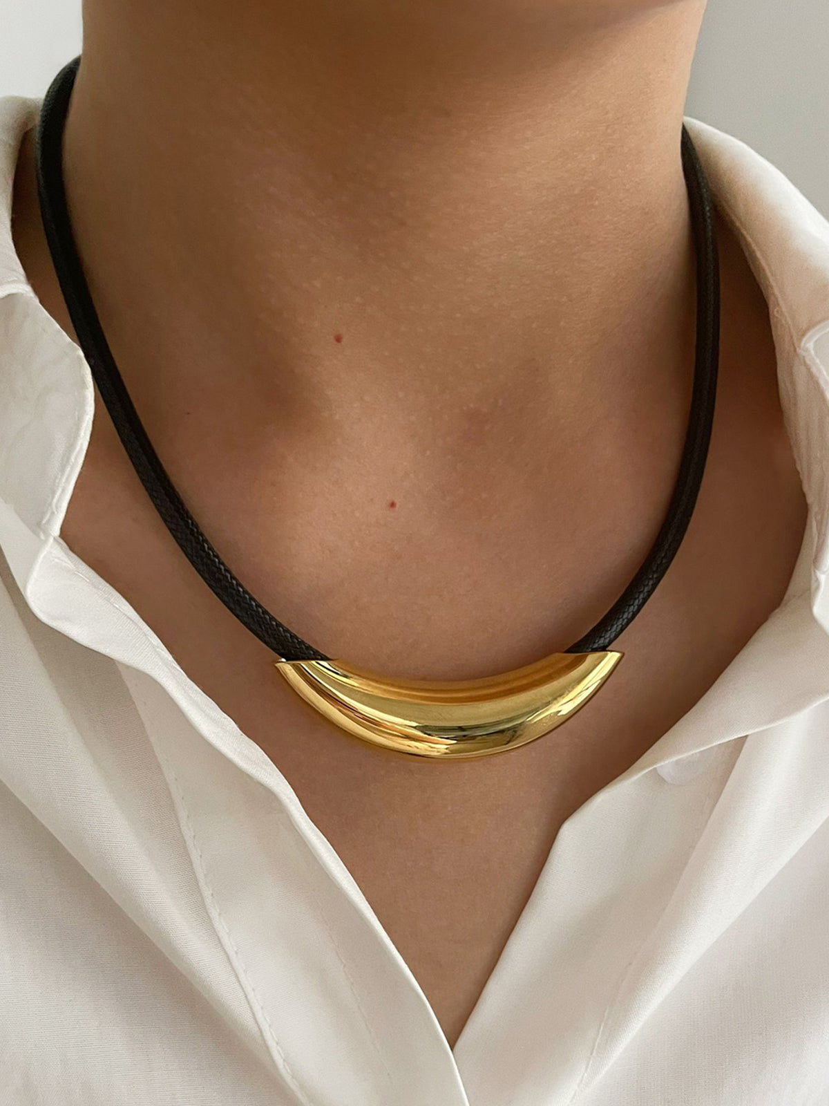 Gold-colored rope choker with an elegant tube