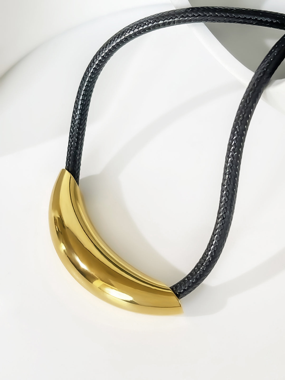 Gold-colored rope choker with an elegant tube