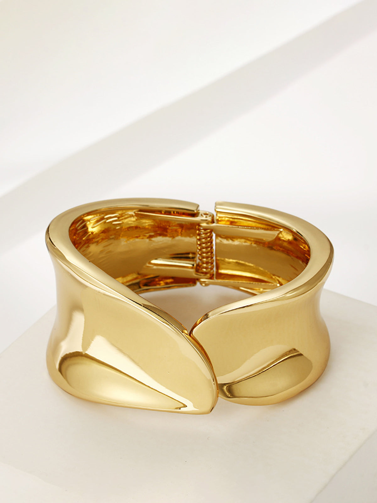 Jewelry Tunnel Gold Elegant and Trendy