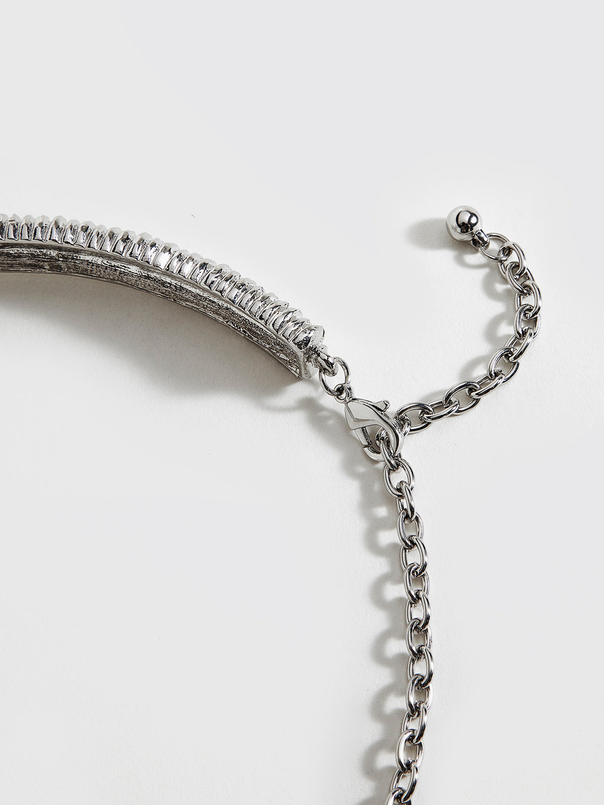 Retro metal choker with twisted texture for a unique vintage style