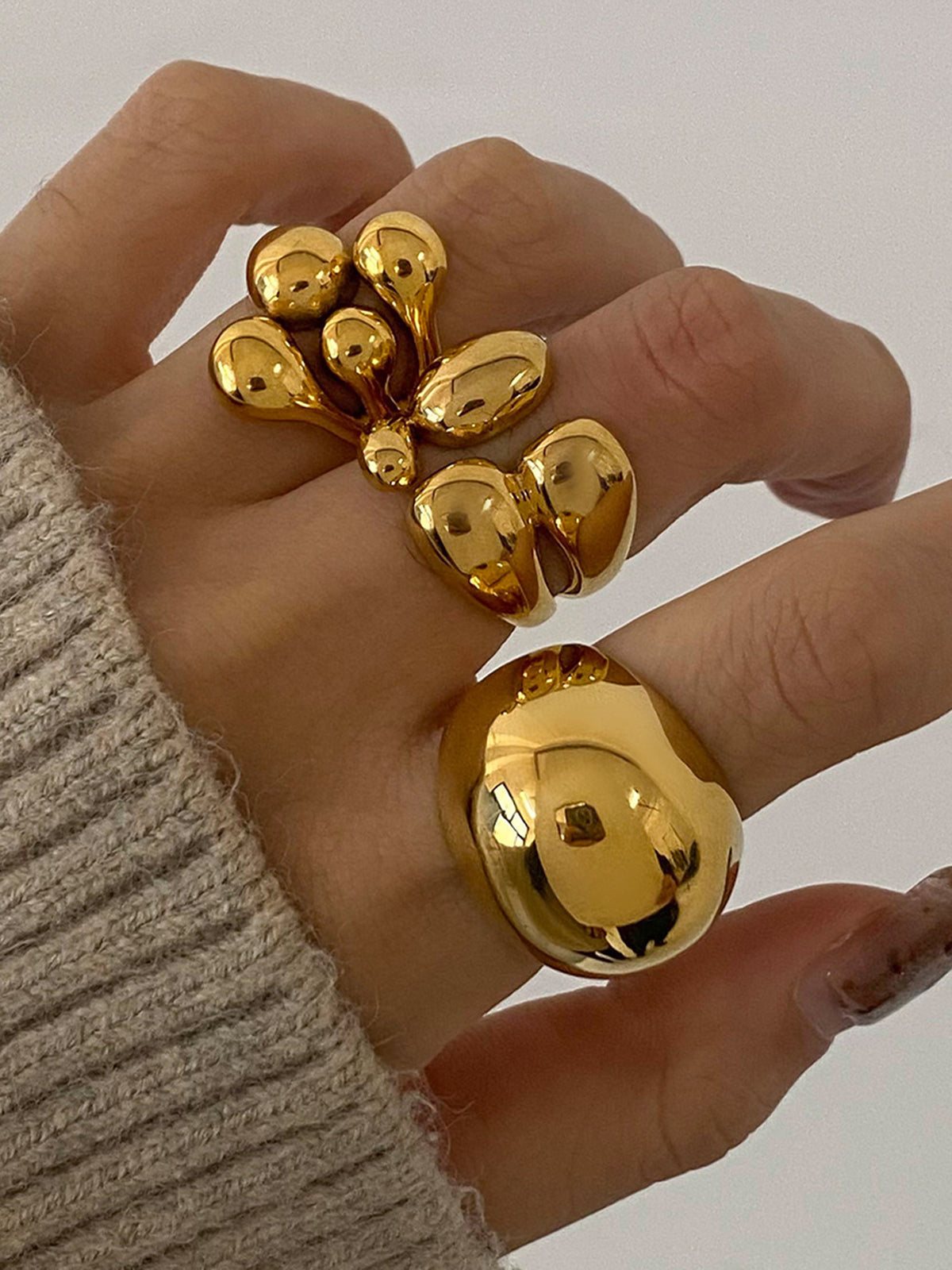 Large open ring with asymmetrical size - 1 piece