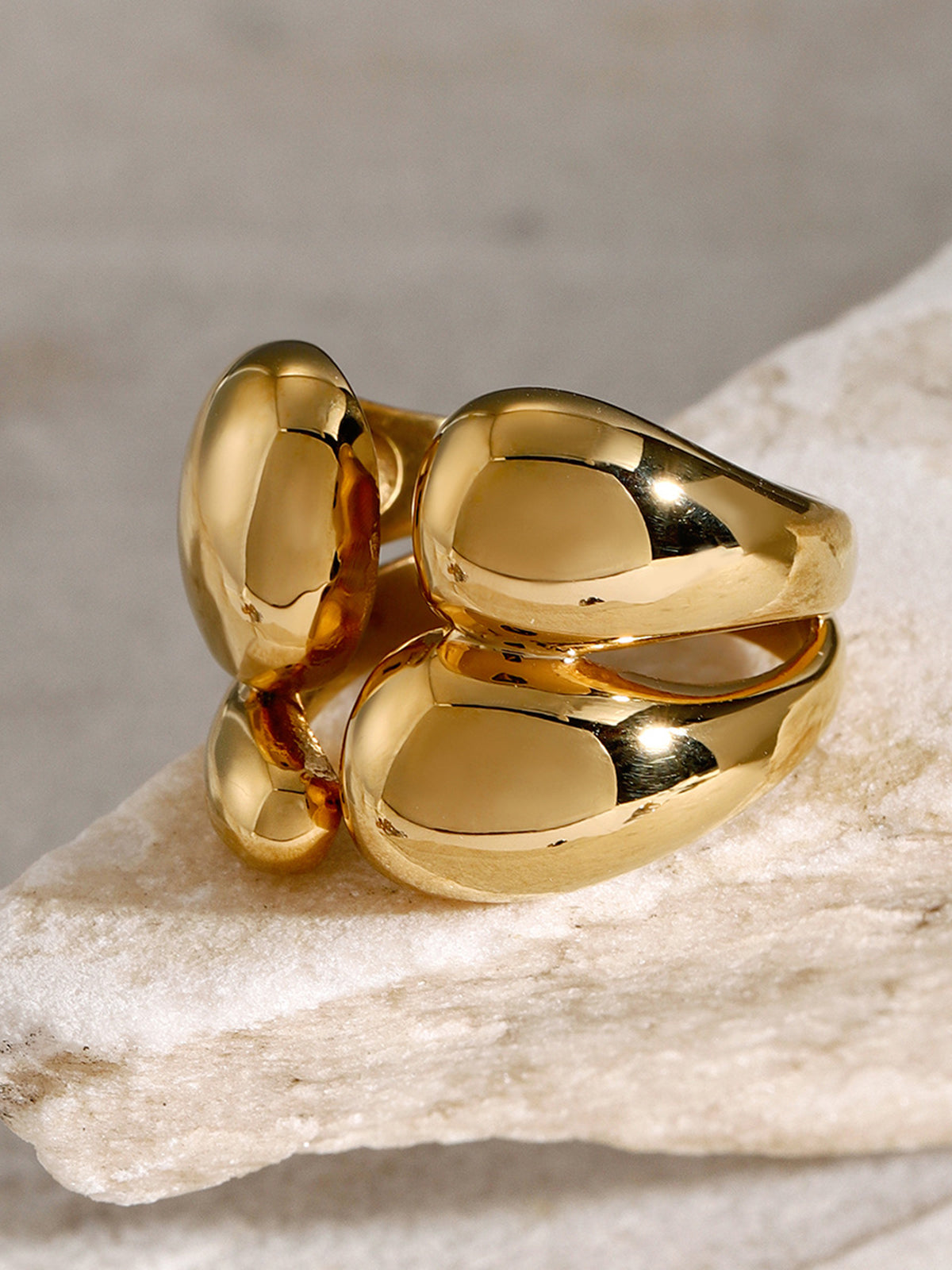 Large open ring with asymmetrical size - 1 piece