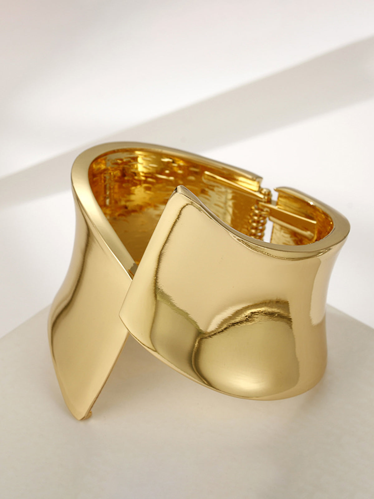 Asymmetric Shiny Tunnel Bracelet