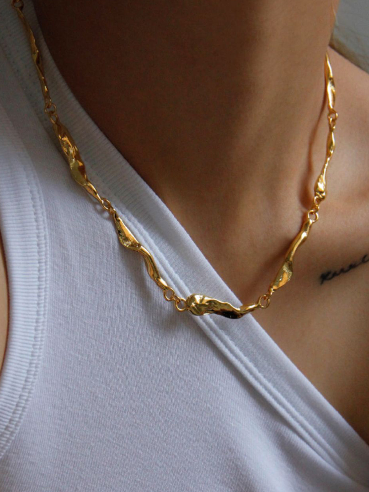 Beautiful Gold Irregular Chain Statement Necklace for a Bold and Elegant Look