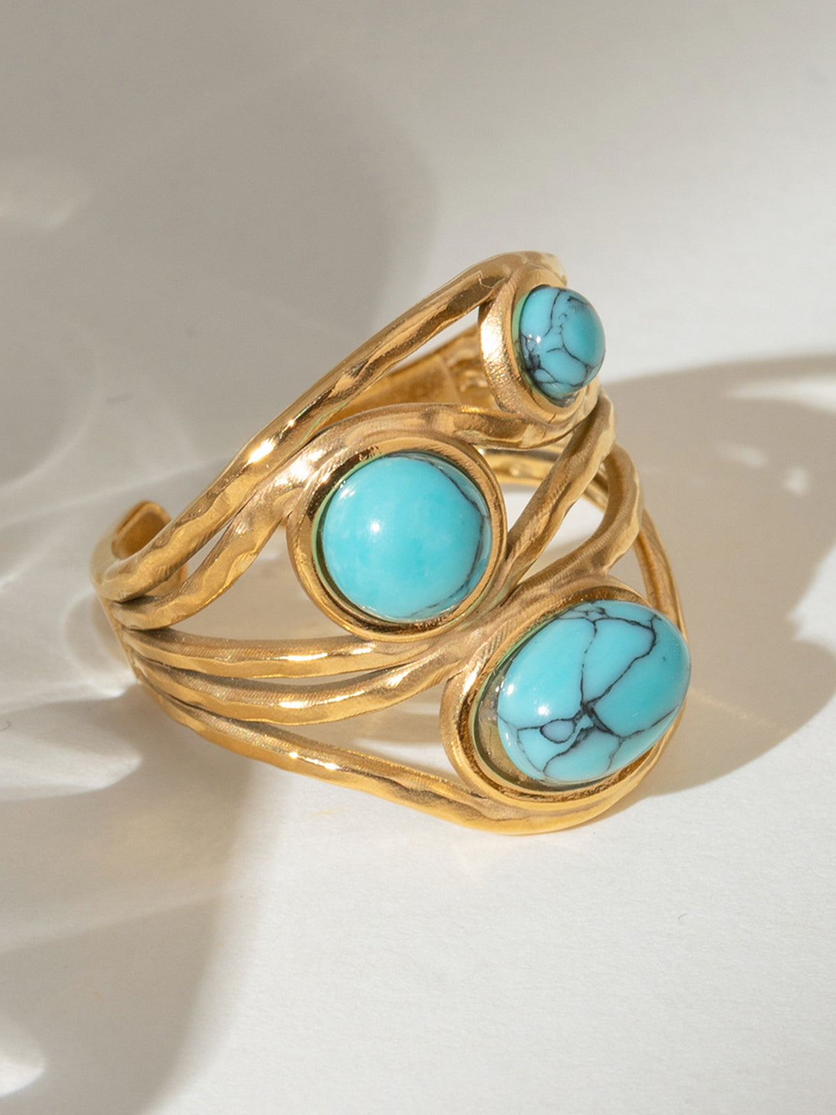 Gold and silver ring with turquoise inlay for an elegant and sophisticated look