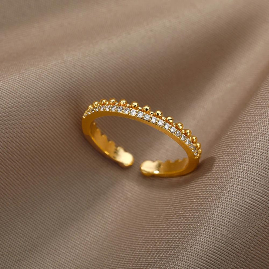 Diamond ring with adjustable gold closure and zirconia inlay