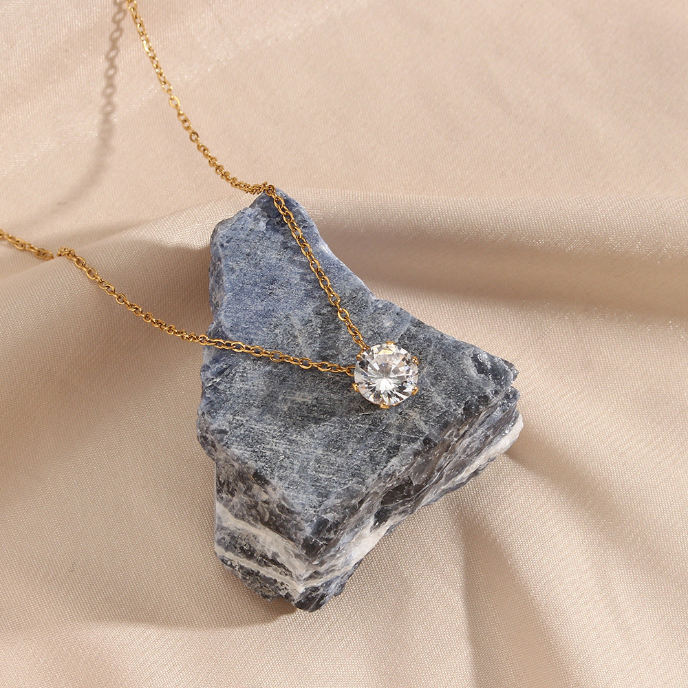 Elegant Gold Necklace with a Stunning Solitaire for an Exceptional Style