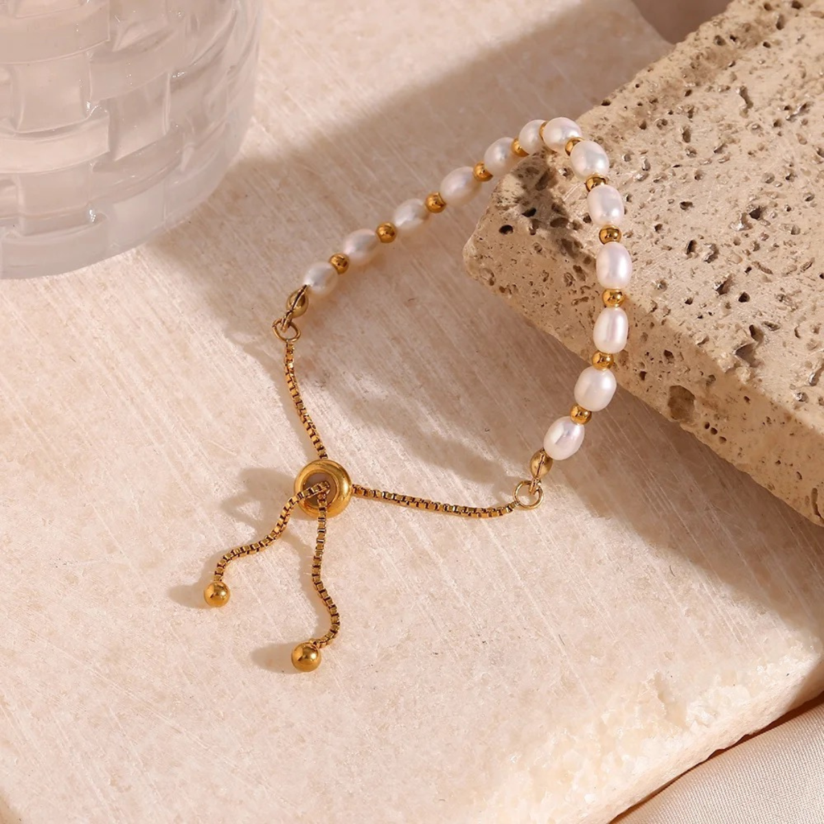 Elegant bracelet with luxurious pearls