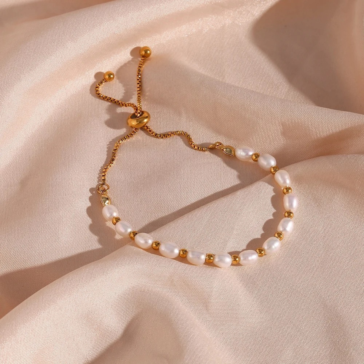 Elegant bracelet with luxurious pearls