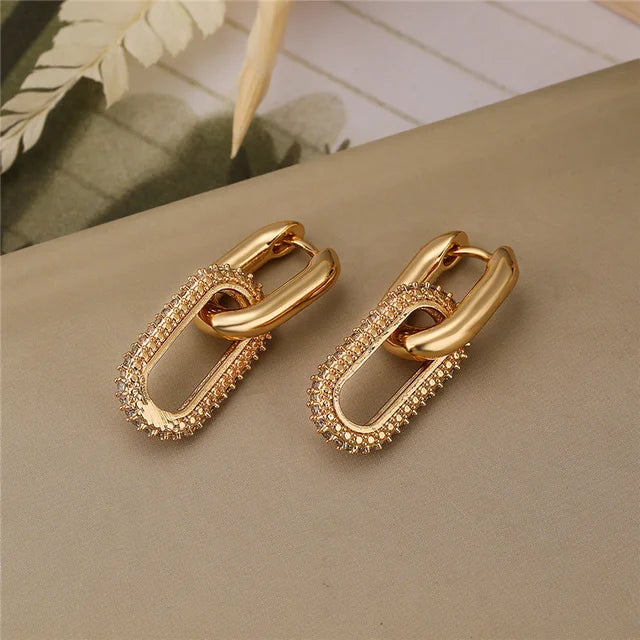 Two-link chain earring with zirconium elements
