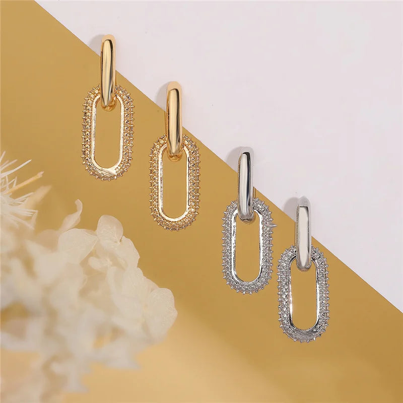 Two-link chain earring with zirconium elements