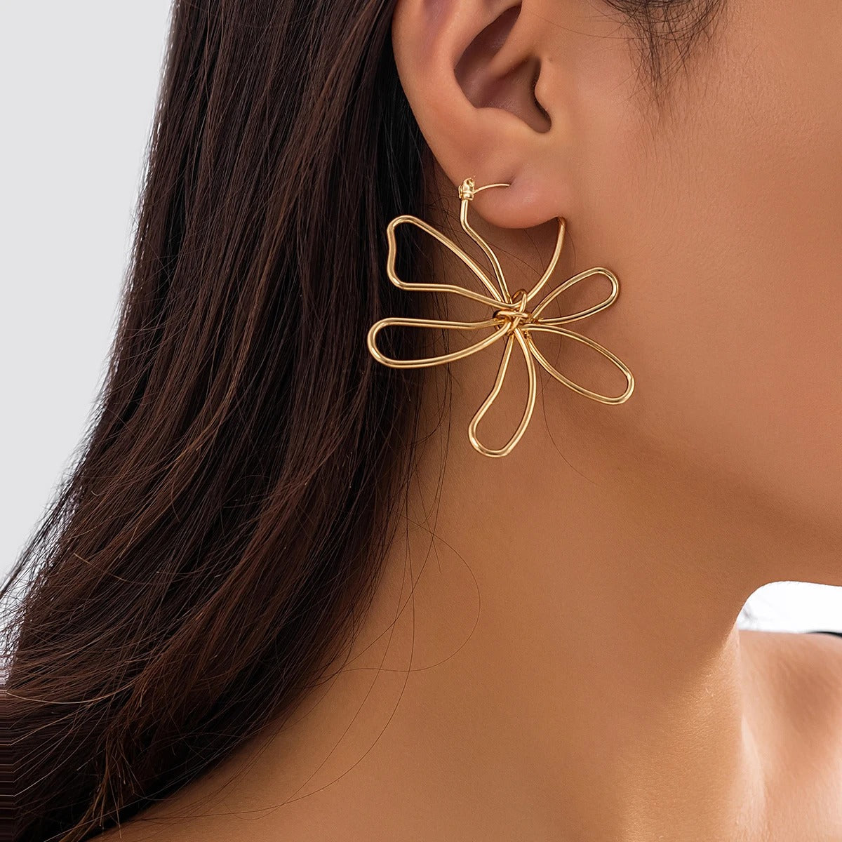 Stylish Gold Geometric Flower Stud Earrings - Elegant and Luxurious Accessory by Tommie